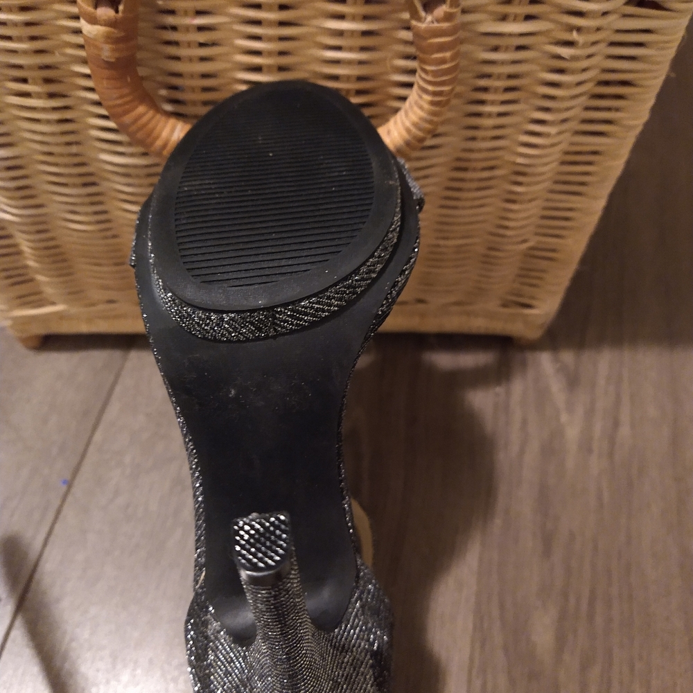 Shoes - Picture 7 of 8